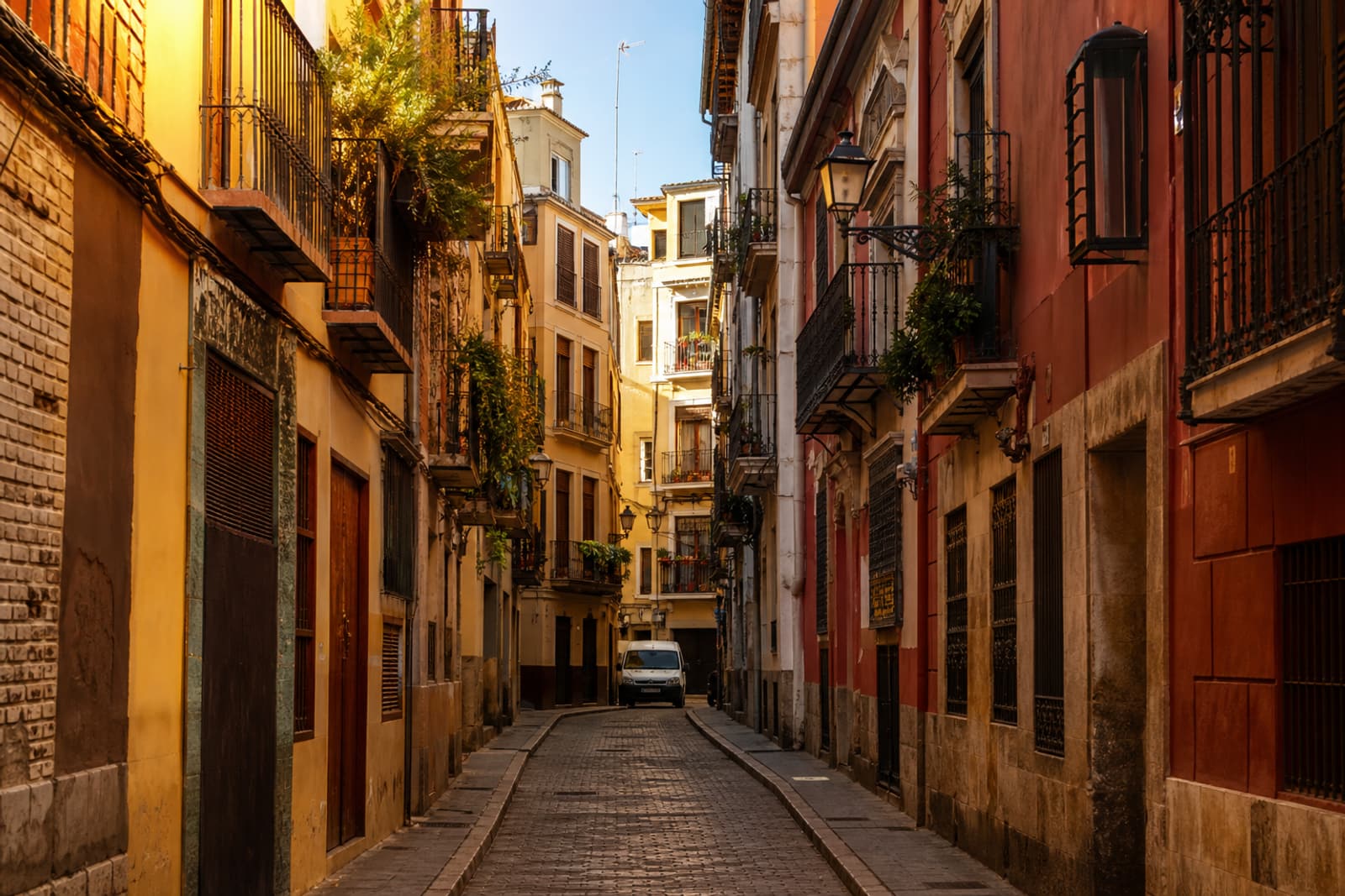 Calle estrecha del casco histórico de Valencia, donde un camión grande no llega al portal.
